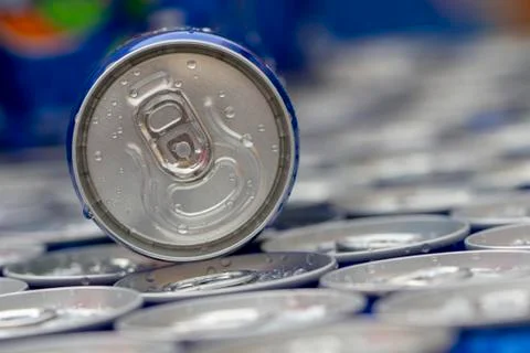 Pattern repeating of beer cans in alcohol and beverage department of supersto Foto stock