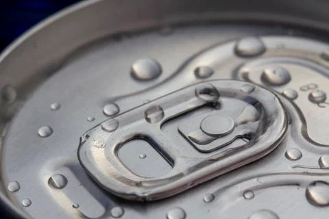 Pattern repeating of beer cans in alcohol and beverage department of supersto Fotos de archivo