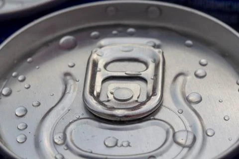 Pattern repeating of beer cans in alcohol and beverage department of supersto Fotos de archivo