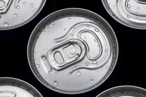 Pattern repeating of beer cans in alcohol and beverage department of supersto Fotos de archivo