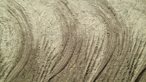 Pattern of repeating wheel tread marks on a plowed field. Vídeo Stock 166797162