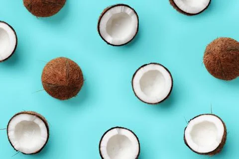 Pattern with ripe coconuts on blue background. Pop art design, creative summer Foto stock