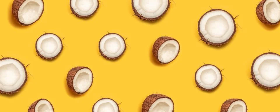 Pattern with ripe coconuts on yellow background. Foto stock