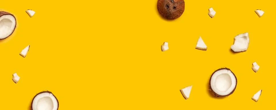 Pattern with ripe coconuts on yellow background. Foto stock