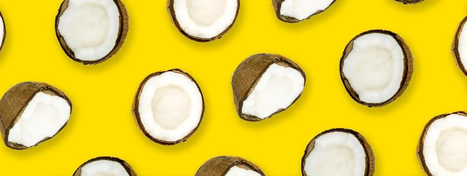 Pattern with ripe coconuts on yellow background. Banner. Foto stock