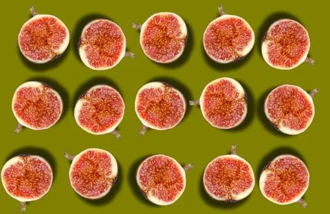 A pattern of ripe figs cut in half on an orange background. 库存照片