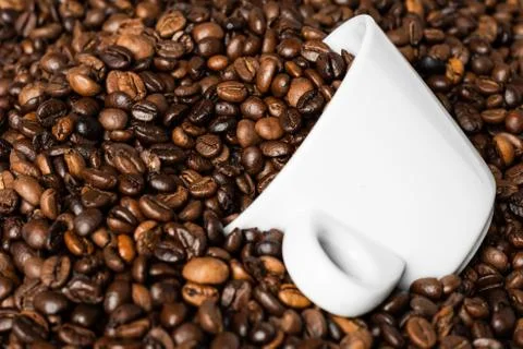 Pattern of roasted coffee beans with coffee cup Foto stock
