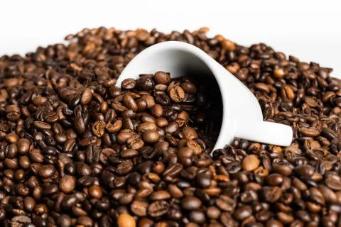 Pattern of roasted coffee beans with a white coffee cup Foto stock
