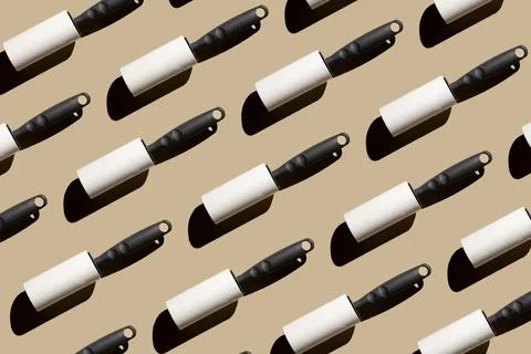 Pattern of rollers for cleaning clothes on a pastel beige background. Foto stock