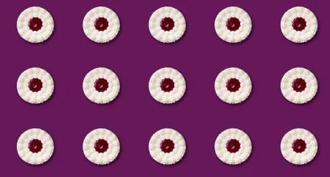 Pattern with a round cake on a cherry background. Foto stock