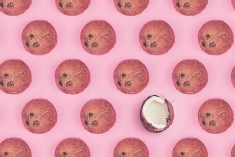 Pattern seamless coconut on a pink background isolate, copyspace, layout Foto stock