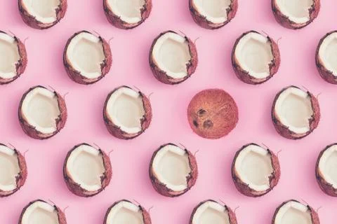 Pattern seamless coconut on a pink background isolate, copyspace, layout Foto stock