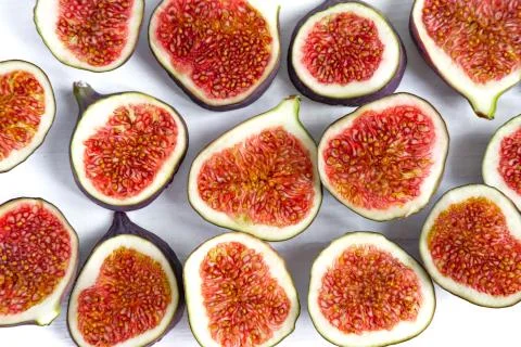 Pattern of sliced figs on a white background. Close-up photo of chopped figs. Foto stock