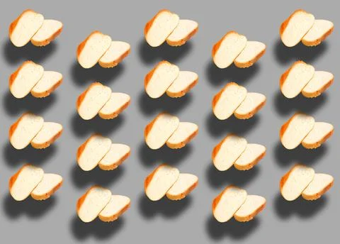 A pattern of sliced loaf pieces on a gray background with a shadow. Foto stock