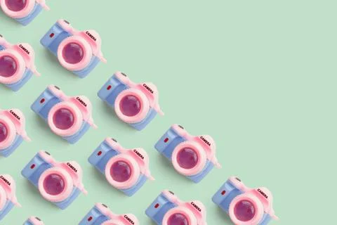 Pattern with SLR camera on pastel color background Foto stock