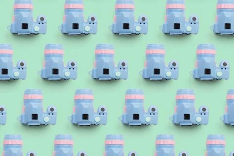 Pattern with SLR camera on pastel color background Foto stock