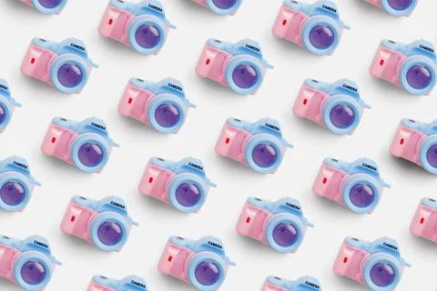 Pattern with SLR camera on pastel color background Foto stock