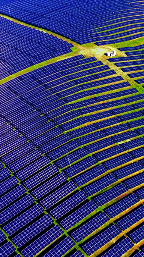 Pattern of solar panels on slope from high angle Vertical video. 動画素材 332346966