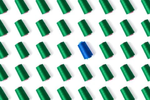 Pattern of spools of sewing thread in green and blue. 스톡 사진