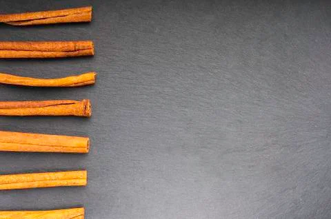 Pattern strips cinnamon on slate place on the right Foto stock