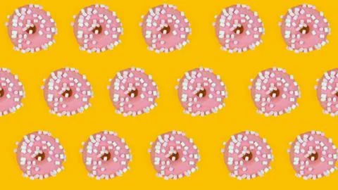 Pattern of sweet donuts on yellow background. Sweet tasty food, top view. Foto stock