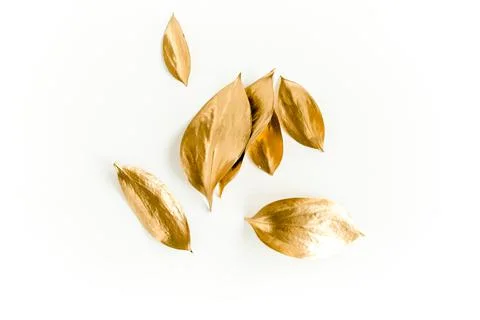 Pattern, texture with gold leaves isolated on white background. flat lay, top Foto stock