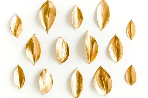 Pattern, texture with gold leaves isolated on white background. flat lay, top Foto stock