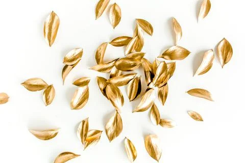 Pattern, texture with gold leaves isolated on white background. flat lay, top Foto stock