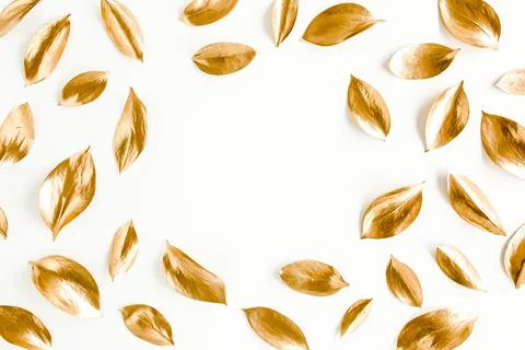 Pattern, texture with gold leaves isolated on white background. flat lay, top Foto stock
