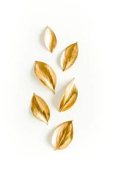 Pattern, texture with gold leaves isolated on white background. flat lay, top Foto stock