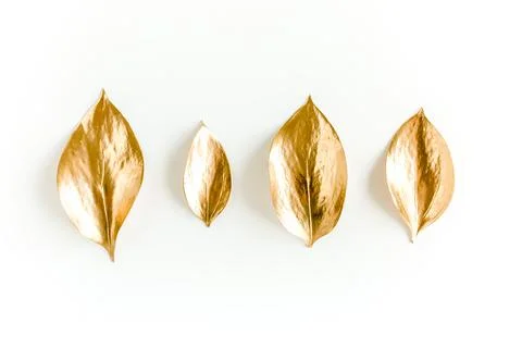 Pattern, texture with gold leaves isolated on white background. flat lay, top Foto stock