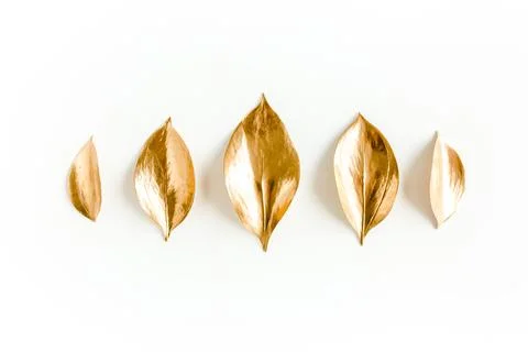 Pattern, texture with gold leaves isolated on white background. flat lay, top Foto stock
