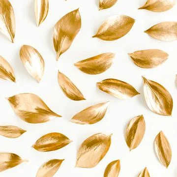 Pattern, texture with gold leaves isolated on white background. flat lay, top Foto stock