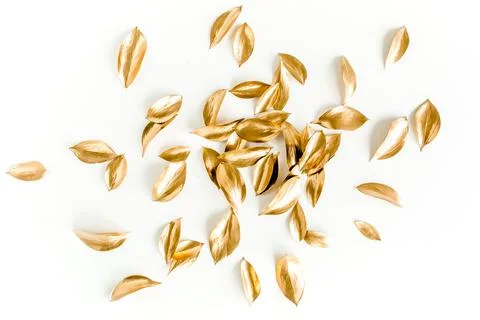 Pattern, texture with gold leaves isolated on white background. flat lay, top Foto stock