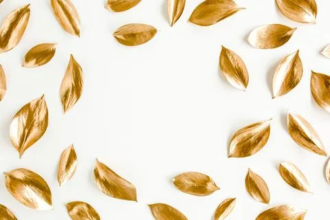 Pattern, texture with gold leaves isolated on white background. flat lay, top Foto stock