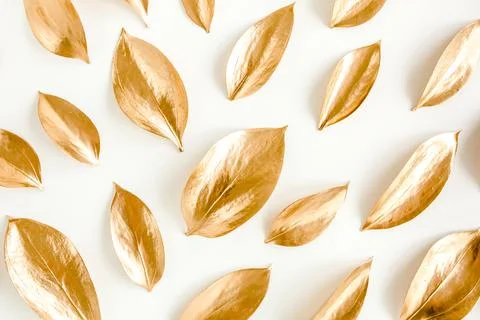 Pattern, texture with gold leaves isolated on white background. flat lay, top Foto stock