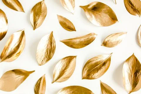 Pattern, texture with gold leaves isolated on white background. flat lay, top Foto stock