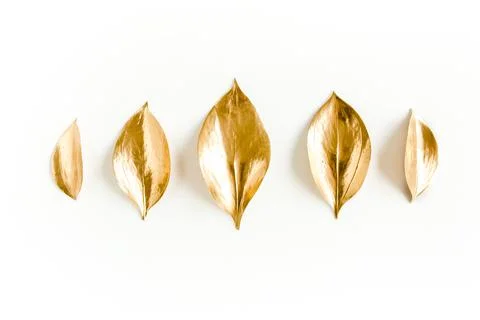 Pattern, texture with gold leaves isolated on white background. flat lay, top Foto stock