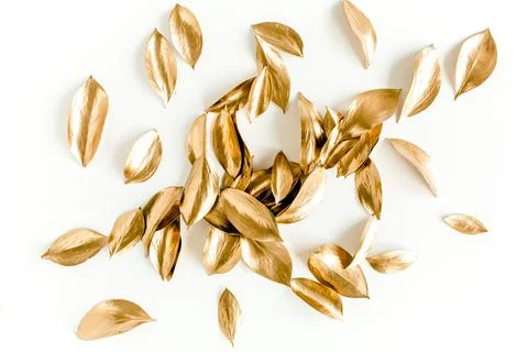 Pattern, texture with gold leaves isolated on white background. flat lay, top Foto stock