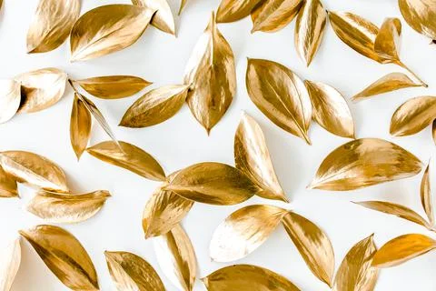 Pattern, texture with gold leaves isolated on white background. flat lay, top Foto stock