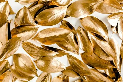 Pattern, texture with gold leaves isolated on white background. flat lay, top Foto stock