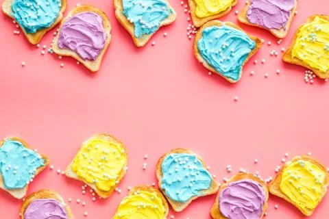 Pattern of toast bread with cheese spread, food dyes and sugary sprinkles. Foto stock