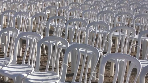 Pattern of vacant empty plastic white chairs, outdoor event chairs for seating 스톡 동영상 81746593