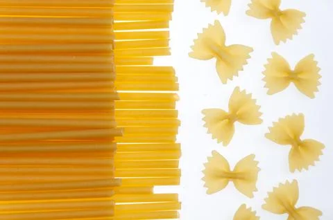 A pattern of various pasta on a white background. Copyspase. Foto stock