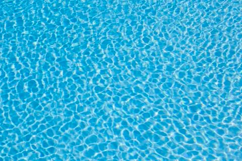 Pattern of water in the pool reflecting the sun in a harmonic way Stockfoto's