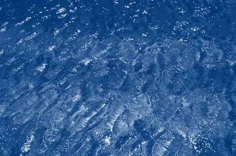 Pattern water texture in a swimming pool. Classic blue toning trend 2020 colo Stockfoto's