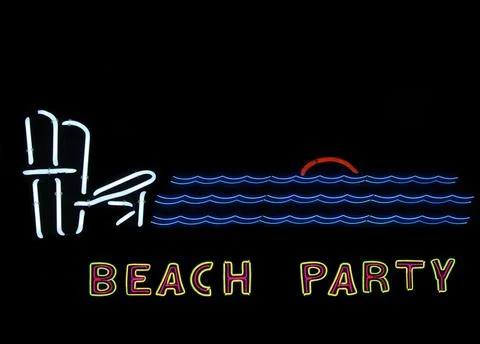 Pattern of waves on black background with text beach party and neon lights Foto stock