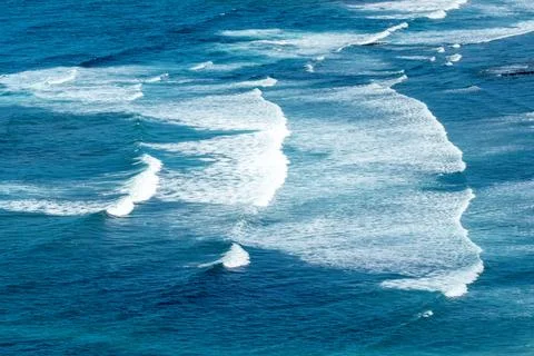 Pattern of waves with spume at the beach Foto stock