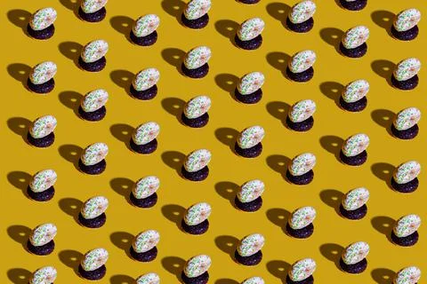A pattern of white and black doughnuts. food pattern background texture splas Foto stock