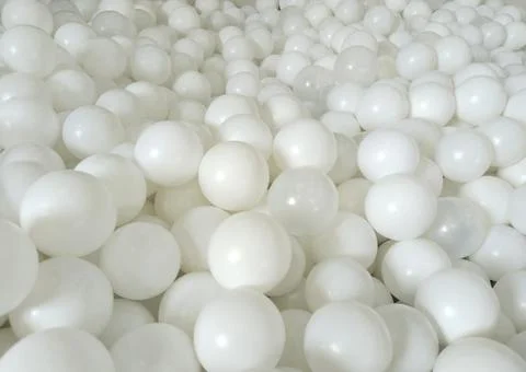 A pattern of white balls stacked in a pond Foto stock